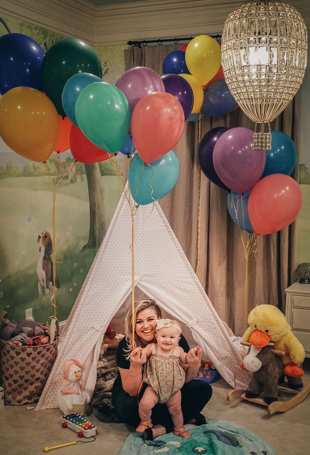 Kelly Clarkson, River, Twitter